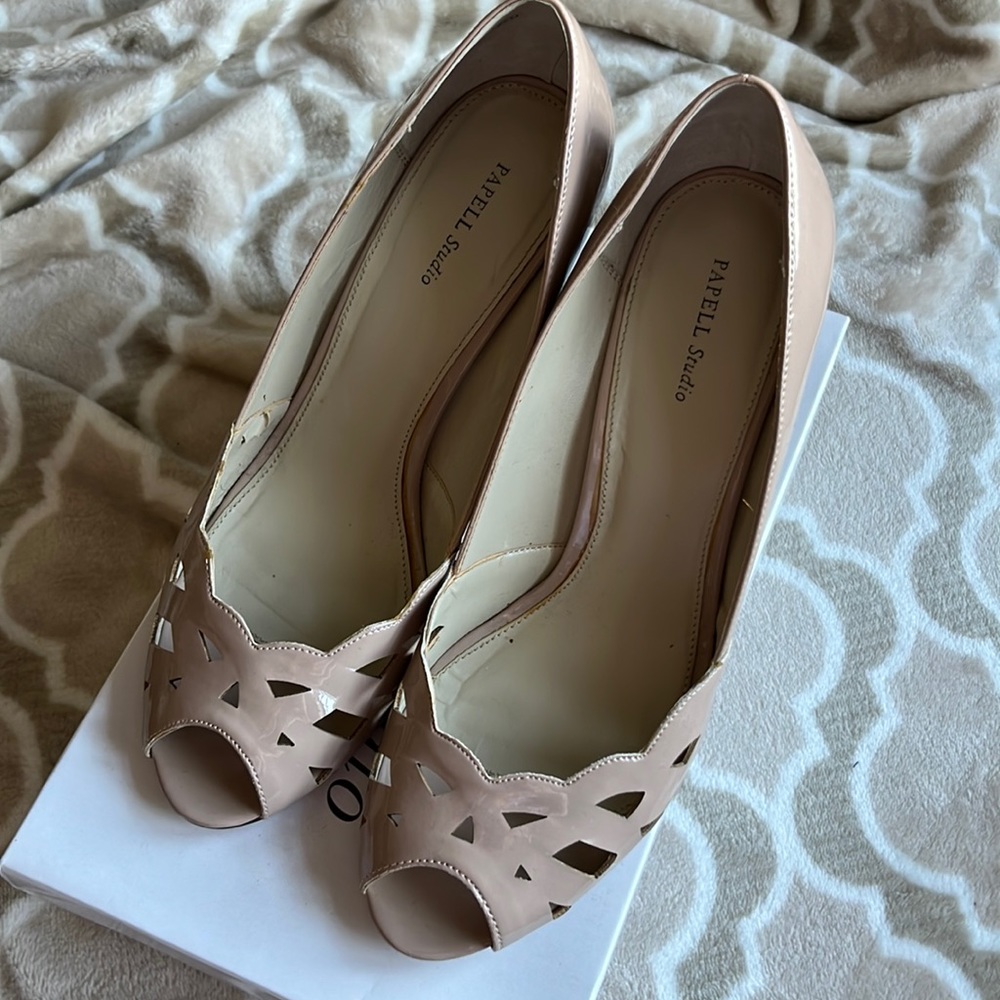 Peep toe cutout pumps